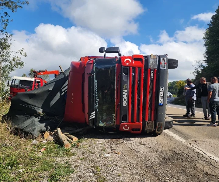 orduda tomruk kamyonu devrildi 21 ton tomruk yola sacildi 0