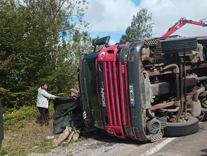 orduda tomruk kamyonu devrildi 21 ton tomruk yola sacildi 1