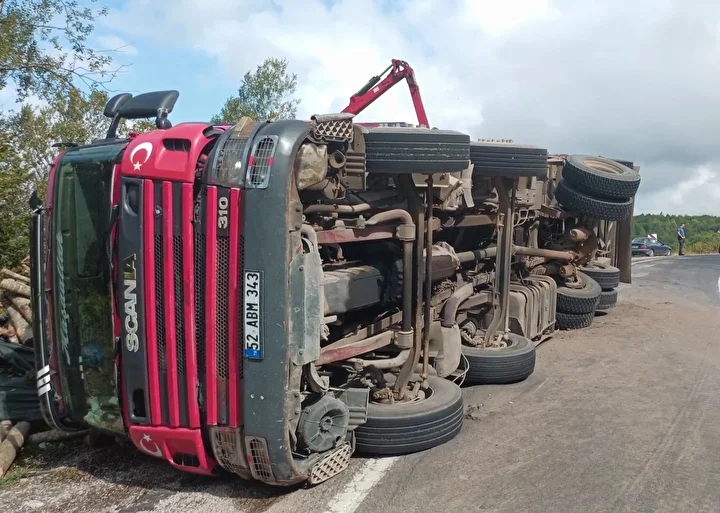 orduda tomruk kamyonu devrildi 21 ton tomruk yola sacildi 3 SN2PqhvW
