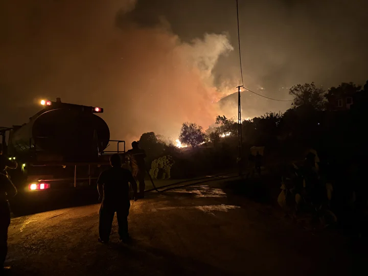 Orman yangınında alevlere mahalleye sıçradı: Konutlar ve seralar alevlerin ortasında kaldı 3 orman yangininda alevlere mahalleye sicradi konutlar ve seralar alevlerin ortasinda kaldi 2 lWKq4V8h