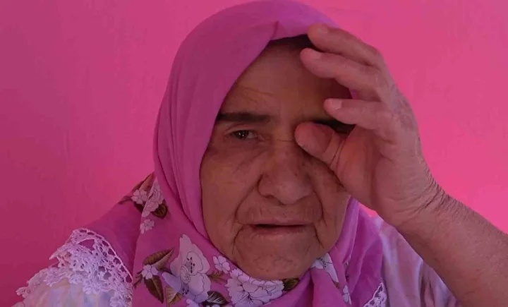 pembe renk sevdalisi bayan nazar degdi diyerek gozyaslarina boguldu 0