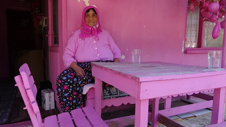 pembe renk sevdalisi bayan nazar degdi diyerek gozyaslarina boguldu 1 Sj9MyP6E