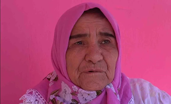 pembe renk sevdalisi bayan nazar degdi diyerek gozyaslarina boguldu 2 b7BIWteC