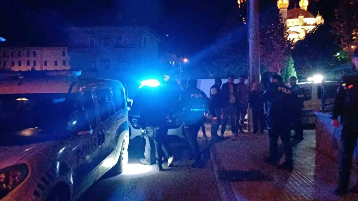 Plakasız arabayla polisten kaçtılar, duvara çarpınca yakalandılar 1 plakasiz arabayla polisten kactilar duvara carpinca yakalandilar 0 j2RBTsGf