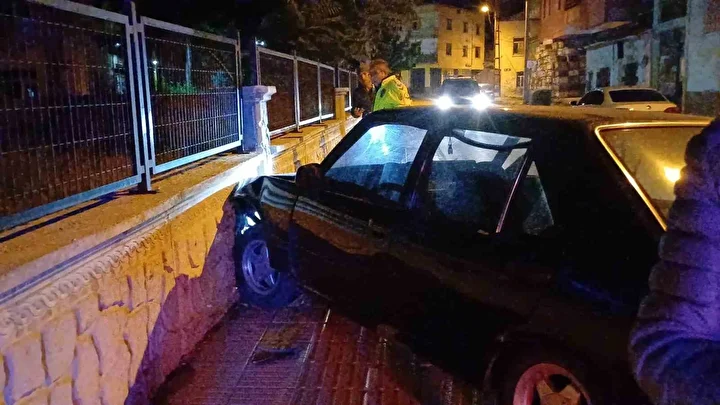 Plakasız arabayla polisten kaçtılar, duvara çarpınca yakalandılar 2 plakasiz arabayla polisten kactilar duvara carpinca yakalandilar 1 7cEGiAUR