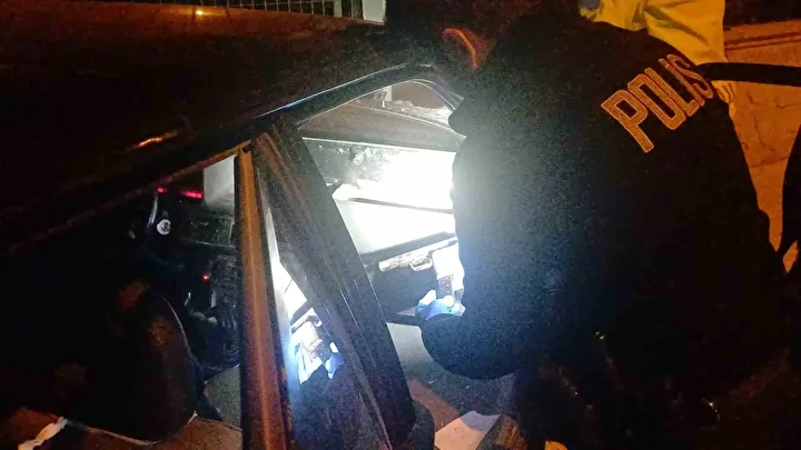 Plakasız arabayla polisten kaçtılar, duvara çarpınca yakalandılar 3 plakasiz arabayla polisten kactilar duvara carpinca yakalandilar 2 n41VaJSp