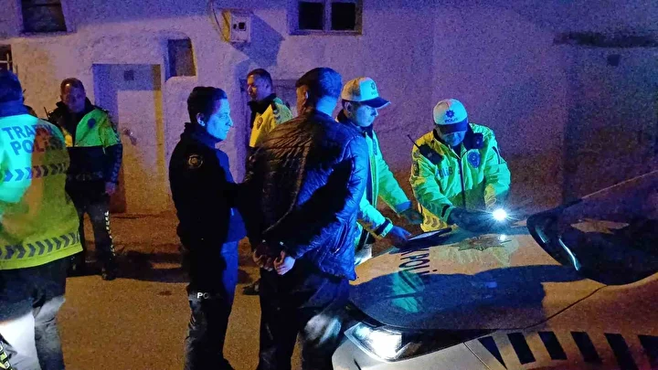 Plakasız arabayla polisten kaçtılar, duvara çarpınca yakalandılar 4 plakasiz arabayla polisten kactilar duvara carpinca yakalandilar 3