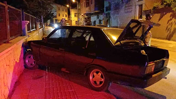 Plakasız arabayla polisten kaçtılar, duvara çarpınca yakalandılar 5 plakasiz arabayla polisten kactilar duvara carpinca yakalandilar 4 RWPDQBm9