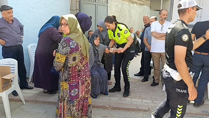 Polis merkezine düzenlenen taarruzda şehit olan Emniyet Müdürü Muhsin Aydemir’in İnegöl'deki baba ocağına Türk bayrağı asıldı 1 polis merkezine duzenlenen taarruzda sehit olan emniyet muduru muhsin aydemirin inegoldeki baba ocagina turk 4AZaTHKb