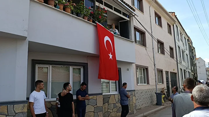 Polis merkezine düzenlenen taarruzda şehit olan Emniyet Müdürü Muhsin Aydemir’in İnegöl'deki baba ocağına Türk bayrağı asıldı 2 polis merkezine duzenlenen taarruzda sehit olan emniyet muduru muhsin aydemirin inegoldeki baba ocagina turk