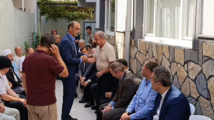 Polis merkezine düzenlenen taarruzda şehit olan Emniyet Müdürü Muhsin Aydemir’in İnegöl'deki baba ocağına Türk bayrağı asıldı 4 polis merkezine duzenlenen taarruzda sehit olan emniyet muduru muhsin aydemirin inegoldeki baba ocagina turk ftPRtvr2