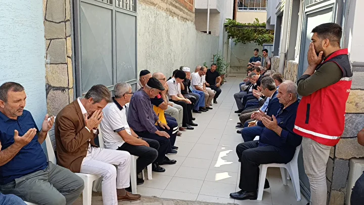 Polis merkezine düzenlenen taarruzda şehit olan Emniyet Müdürü Muhsin Aydemir’in İnegöl'deki baba ocağına Türk bayrağı asıldı 3 polis merkezine duzenlenen taarruzda sehit olan emniyet muduru muhsin aydemirin inegoldeki baba ocagina turk t5fwFj7c