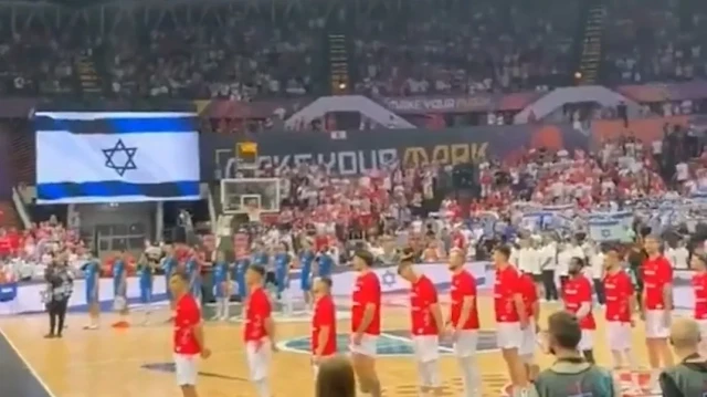 polonyali seyirciler eurobasket 2025te israil ulusal marsini yuhaladi ziplamayan israilli OtJnmNYz.webp