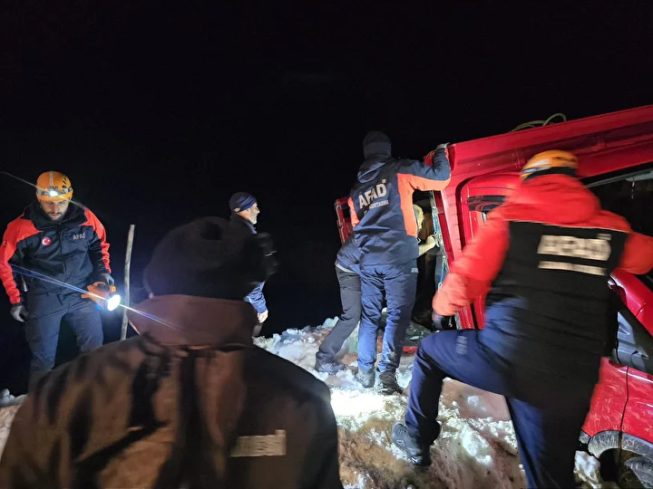 Rize'de çığ: Mahsur kalan 15 kişi kurtarıldı 12 rizede cig mahsur kalan 15 kisi kurtarildi 11 9uRm18qb