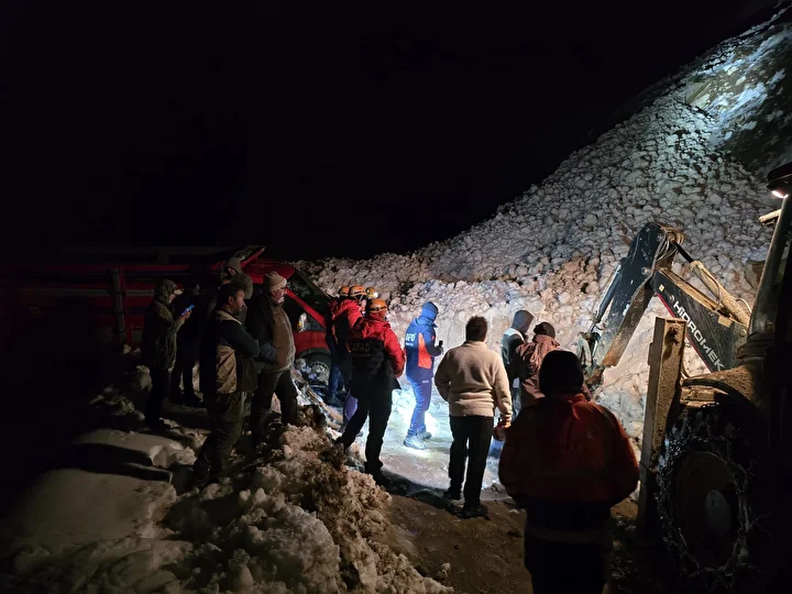 Rize'de çığ: Mahsur kalan 15 kişi kurtarıldı 8 rizede cig mahsur kalan 15 kisi kurtarildi 7 E5S6M5fw