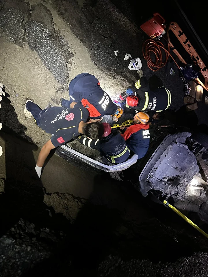 rizede saatte metrekareye 75 kilogram yagis dustu koptu coktu mahsur kalan 15 kisi kurtarildi 9YYkZGsC