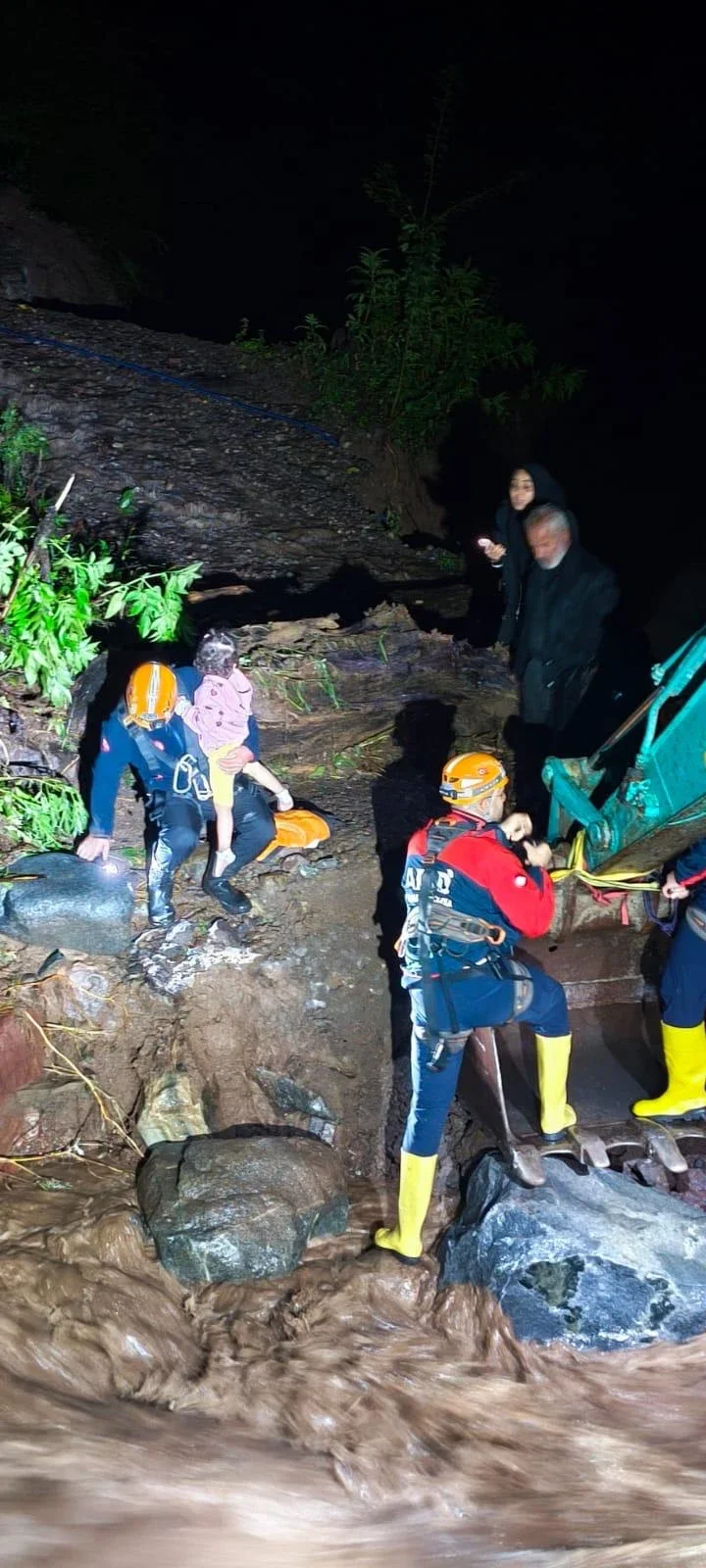 rizede saatte metrekareye 75 kilogram yagis dustu koptu coktu mahsur kalan 15 kisi kurtarildi AyVmmhzI