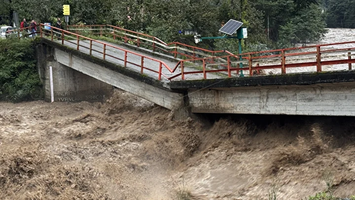 rizede saatte metrekareye 75 kilogram yagis dustu koptu coktu mahsur kalan 15 kisi kurtarildi OT7aPVSf