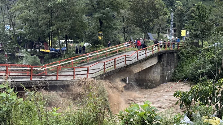 rizede saatte metrekareye 75 kilogram yagis dustu koptu coktu mahsur kalan 15 kisi kurtarildi