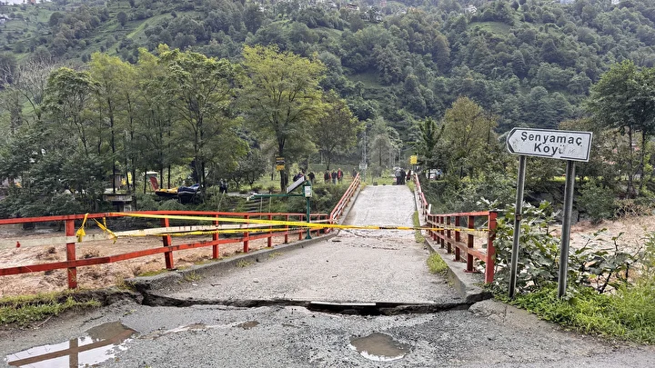 rizede saatte metrekareye 75 kilogram yagis dustu koptu coktu mahsur kalan 15 kisi kurtarildi