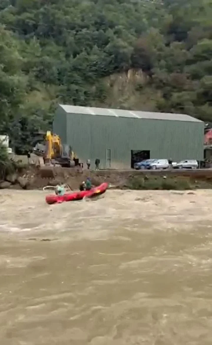 Rize'de sele karşın rafting yaptılar 2 rizede sele karsin rafting yaptilar 1 dmSV3NZv