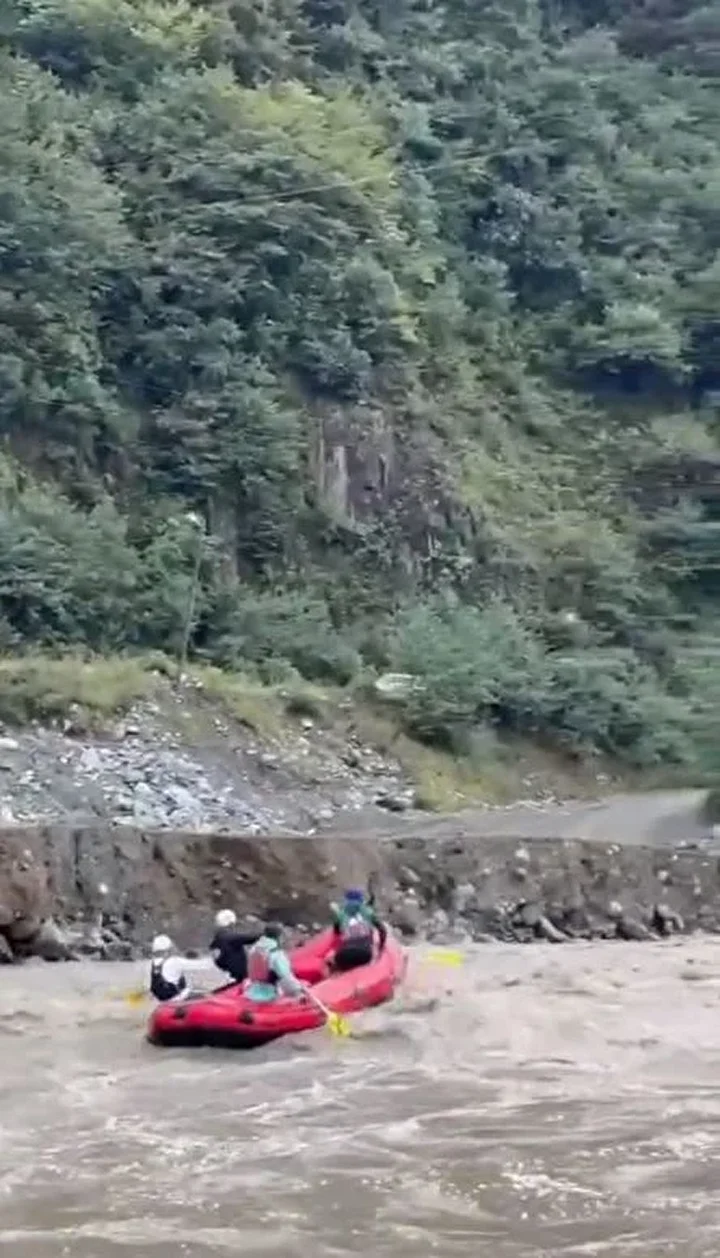 Rize'de sele karşın rafting yaptılar 3 rizede sele karsin rafting yaptilar 2 p9E7Z8Be