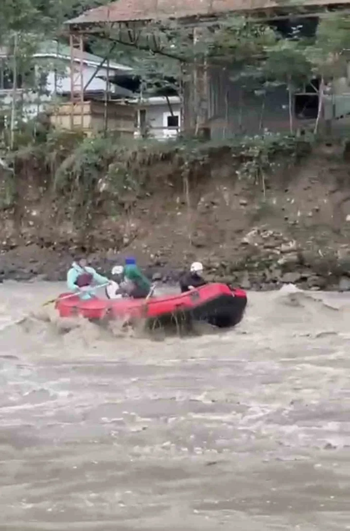 Rize'de sele karşın rafting yaptılar 7 rizede sele karsin rafting yaptilar 6 4nHTzBtr