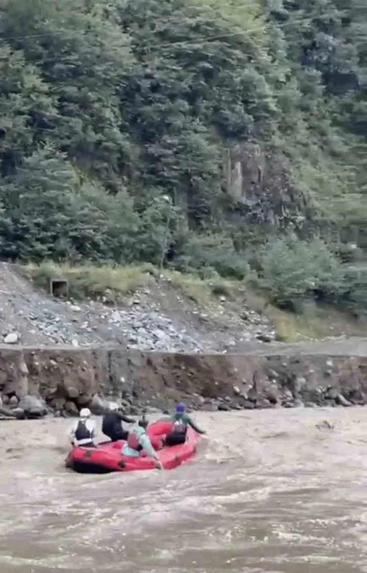 Rize'de sele karşın rafting yaptılar 8 rizede sele karsin rafting yaptilar 7 NCtY1Shy