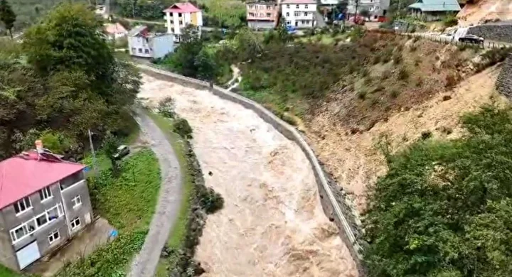 Rize'de sele karşın rafting yaptılar 10 rizede sele karsin rafting yaptilar 9 zV5EaYN4