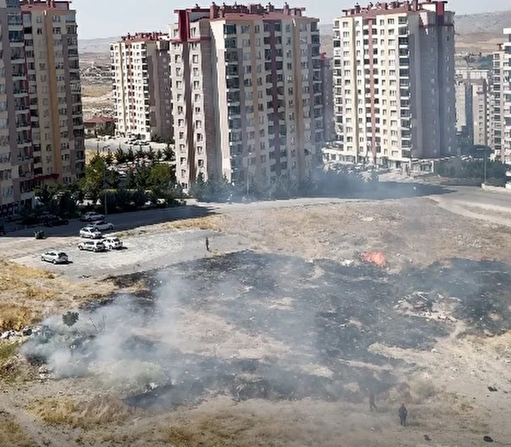 salca yaparken ortaligi yakti aldiris etmeden karistirmaya devam etti 1 zi7tdCyr