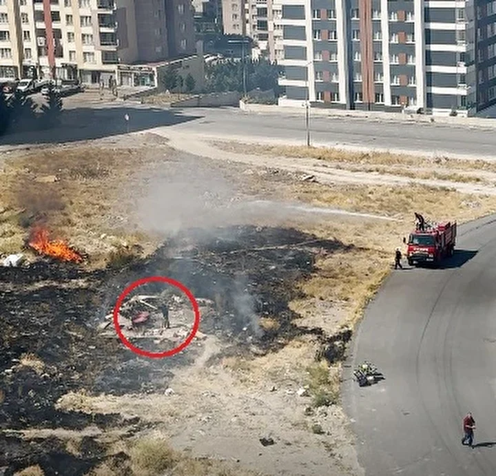 salca yaparken ortaligi yakti aldiris etmeden karistirmaya devam etti 2