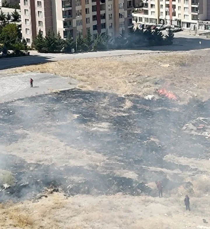 salca yaparken ortaligi yakti aldiris etmeden karistirmaya devam etti 3 zCYOGlMt
