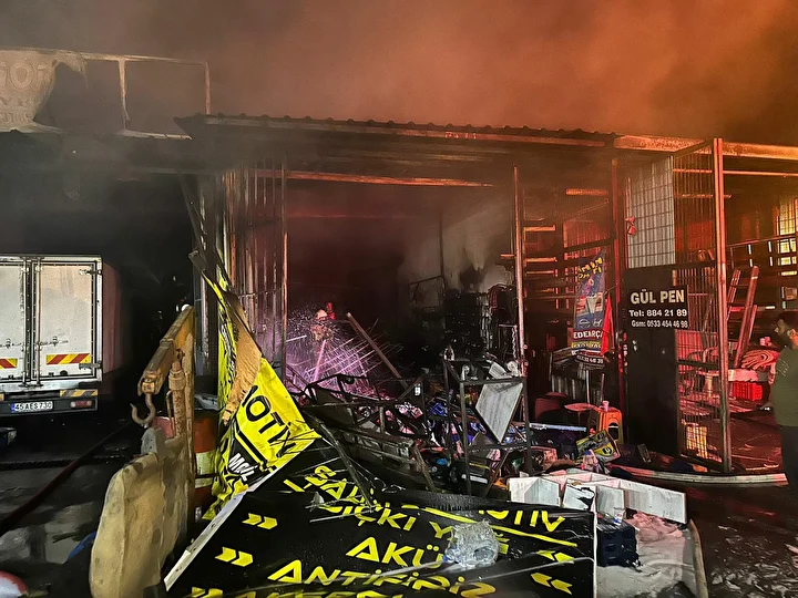 sanayi sitesinde korkutan yangin 8 is yeri ve 3 arac kullanilamaz hale geldi 4 tuVrhkt3