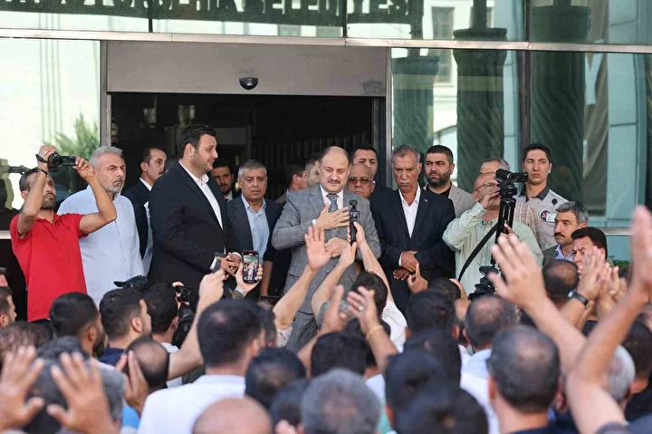 sanliurfa buyuksehir belediyesinde calisanlar icin 10 yil sonra alinan karar coskuyla karsilandi davulla zurnayla B3MMkwuF