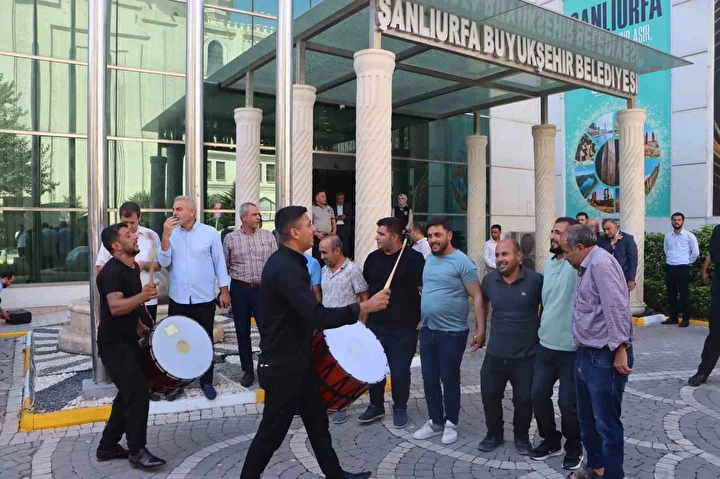 sanliurfa buyuksehir belediyesinde calisanlar icin 10 yil sonra alinan karar coskuyla karsilandi davulla zurnayla DPvJnkHv
