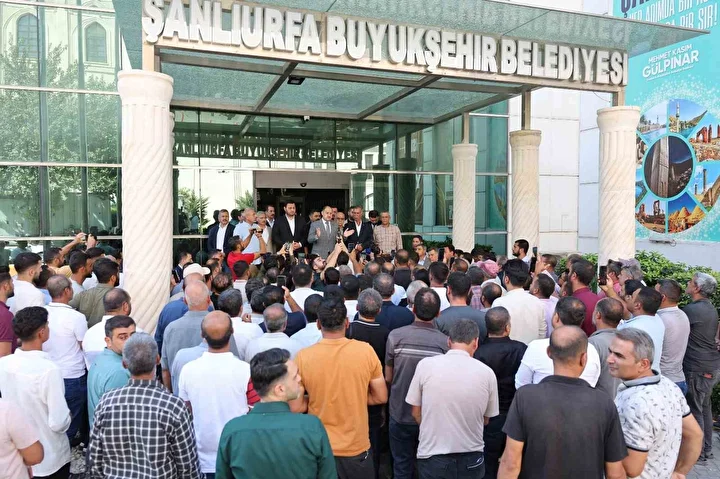 sanliurfa buyuksehir belediyesinde calisanlar icin 10 yil sonra alinan karar coskuyla karsilandi davulla zurnayla GZ3YQFeA