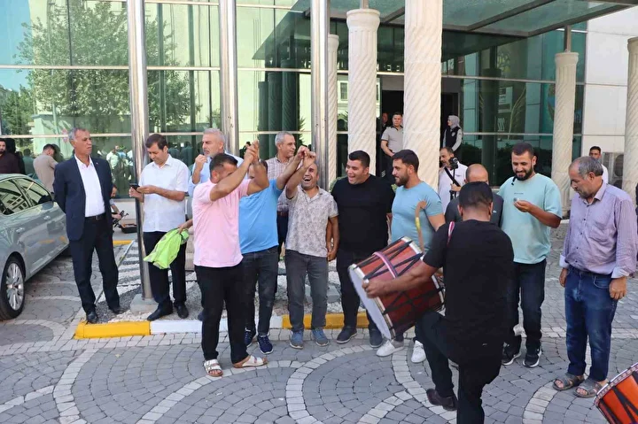 sanliurfa buyuksehir belediyesinde calisanlar icin 10 yil sonra alinan karar coskuyla karsilandi davulla zurnayla LcOdVKEA