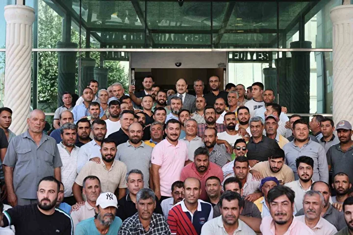 sanliurfa buyuksehir belediyesinde calisanlar icin 10 yil sonra alinan karar coskuyla karsilandi davulla zurnayla