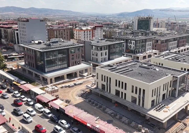 Sarsıntı öncesi ve sonrası bir kentin değişimi: Yıkılan yapıların yerine yeni projeler yükseliyor 1 sarsinti oncesi ve sonrasi bir kentin degisimi yikilan yapilarin yerine yeni projeler yukseliyor 0 BMDINl4g
