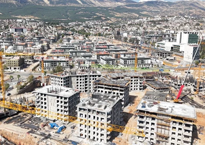 Sarsıntı öncesi ve sonrası bir kentin değişimi: Yıkılan yapıların yerine yeni projeler yükseliyor 2 sarsinti oncesi ve sonrasi bir kentin degisimi yikilan yapilarin yerine yeni projeler yukseliyor 1 lXsyWsH5