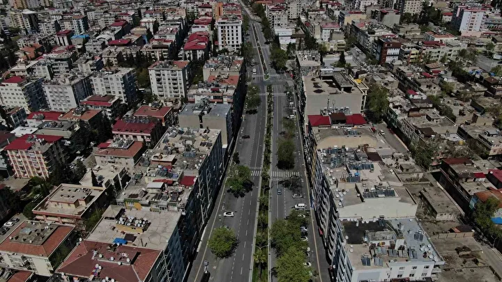 Sarsıntı öncesi ve sonrası bir kentin değişimi: Yıkılan yapıların yerine yeni projeler yükseliyor 4 sarsinti oncesi ve sonrasi bir kentin degisimi yikilan yapilarin yerine yeni projeler yukseliyor 3 OT1RqFHq