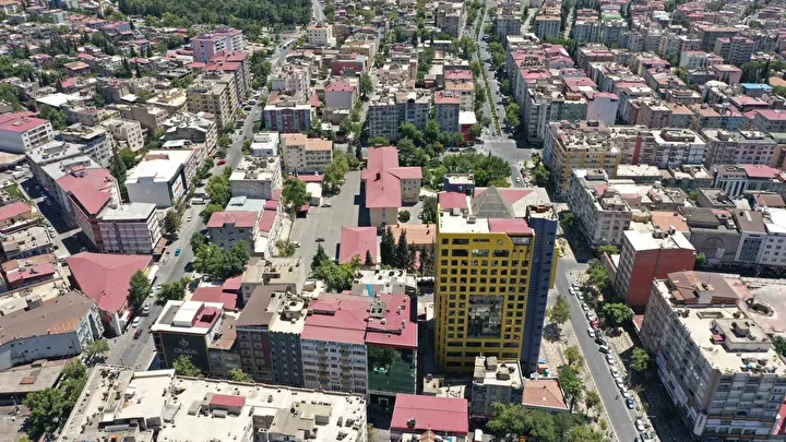 Sarsıntı öncesi ve sonrası bir kentin değişimi: Yıkılan yapıların yerine yeni projeler yükseliyor 5 sarsinti oncesi ve sonrasi bir kentin degisimi yikilan yapilarin yerine yeni projeler yukseliyor 4 Uy1tJejY
