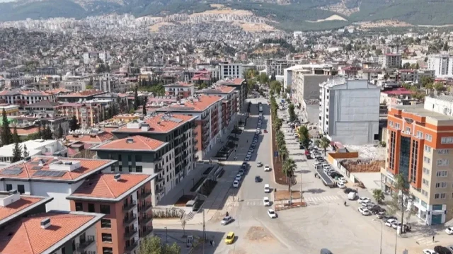 Sarsıntı öncesi ve sonrası bir kentin değişimi: Yıkılan yapıların yerine yeni projeler yükseliyor sarsinti oncesi ve sonrasi bir kentin degisimi yikilan yapilarin yerine yeni projeler yukseliyor xzcSM86X.webp