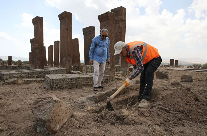 selcuklu meydan mezarliginda ortaya cikarilan mezar sayisi 10 bini asti 6 ldfVC328
