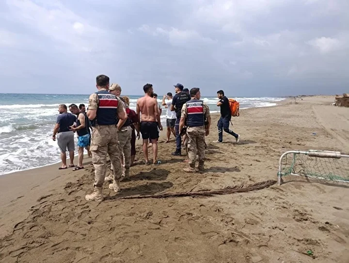 Serinlemek için denize giren iki kardeşten biri öldü, başkası ömür gayreti veriyor 2 serinlemek icin denize giren iki kardesten biri oldu baskasi omur gayreti veriyor 1