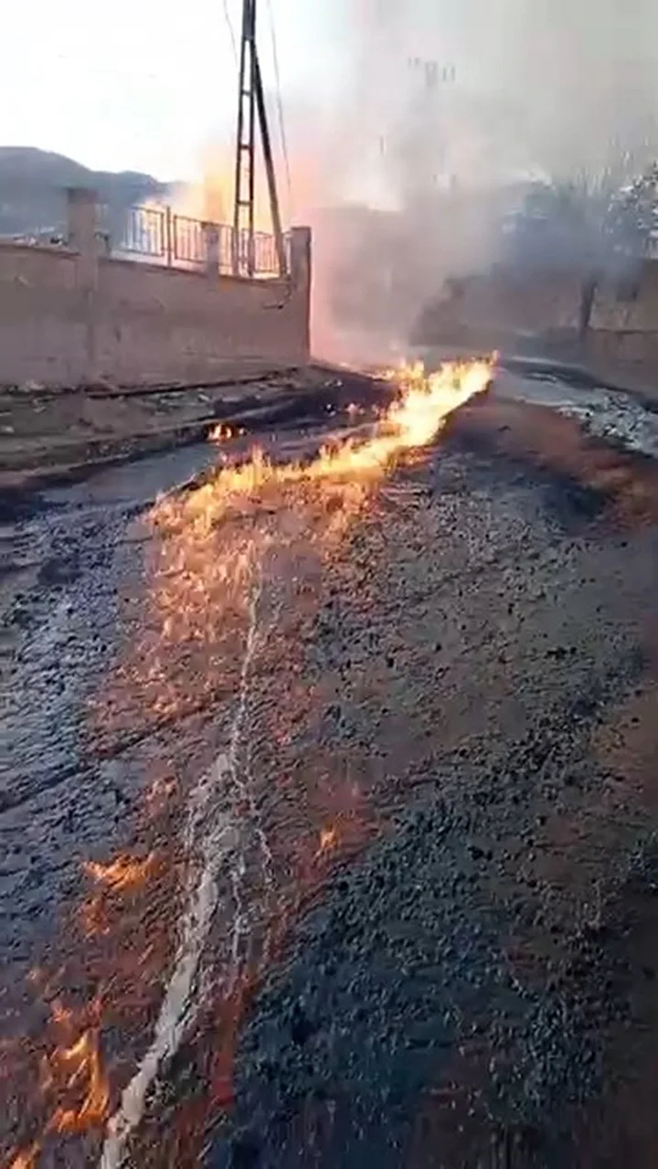 Şırnak’ta yol çalışması sırasında hasar alan boru sınırından sızan petrol alev aldı 2 sirnakta yol calismasi sirasinda hasar alan boru sinirindan sizan petrol alev aldi 1 7aEmrnIL