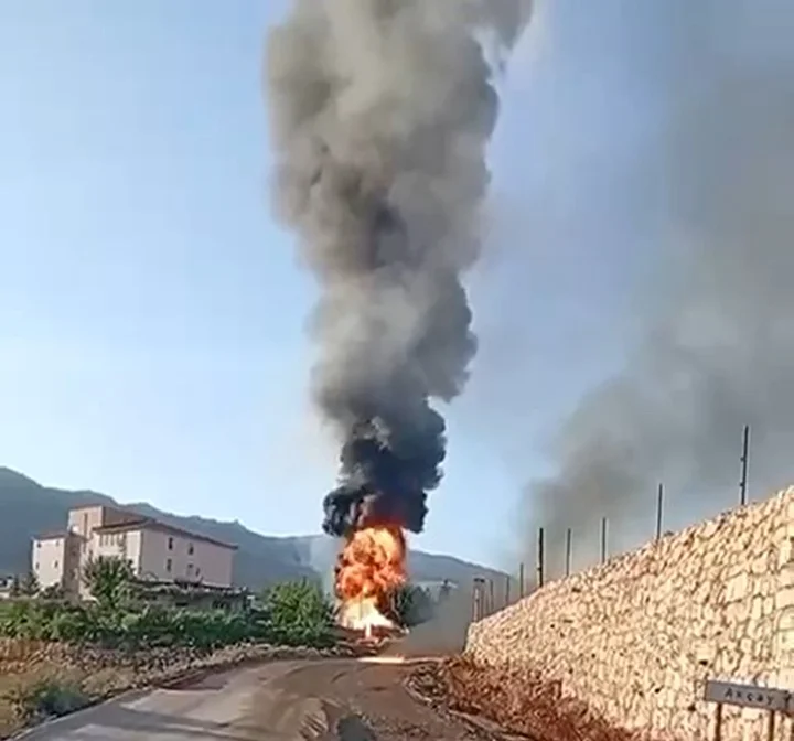 Şırnak’ta yol çalışması sırasında hasar alan boru sınırından sızan petrol alev aldı 3 sirnakta yol calismasi sirasinda hasar alan boru sinirindan sizan petrol alev aldi 2 W5j3PlvI