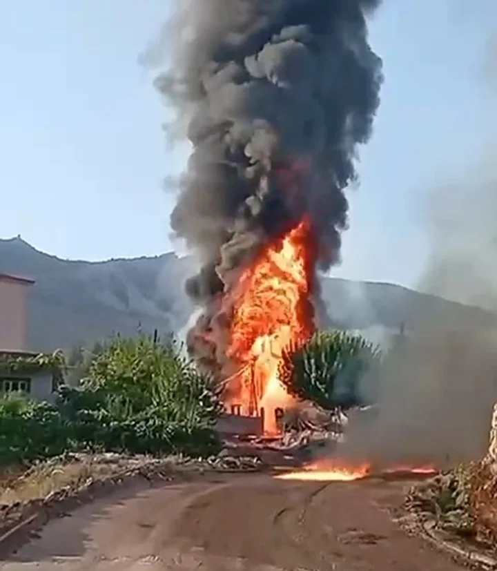 Şırnak’ta yol çalışması sırasında hasar alan boru sınırından sızan petrol alev aldı 4 sirnakta yol calismasi sirasinda hasar alan boru sinirindan sizan petrol alev aldi 3 IWXpTiT5