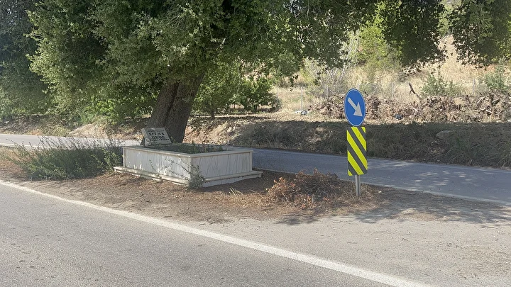 'Sıtma Dede'nin mezarı yolun ortasında kaldı 1 sitma dedenin mezari yolun ortasinda kaldi 0 rquFZZzO