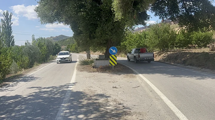 'Sıtma Dede'nin mezarı yolun ortasında kaldı 2 sitma dedenin mezari yolun ortasinda kaldi 1 94rH5Q6q